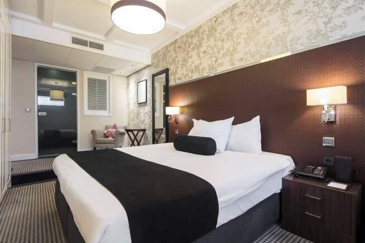 Roupas de cama premium, camas Select Comfort, cofres nos quartos