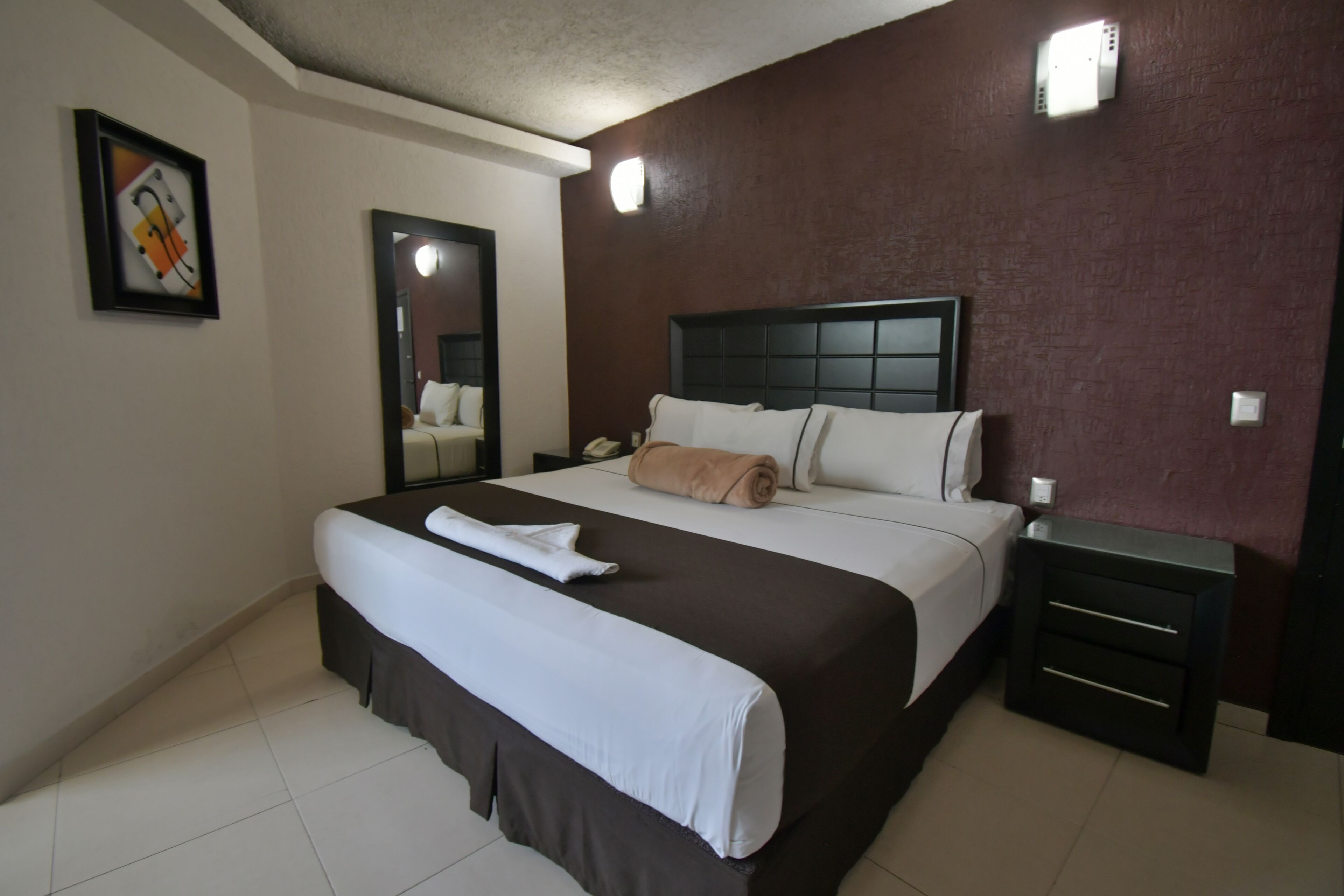 Standard Queen | Desk, iron/ironing board, free WiFi, bed sheets