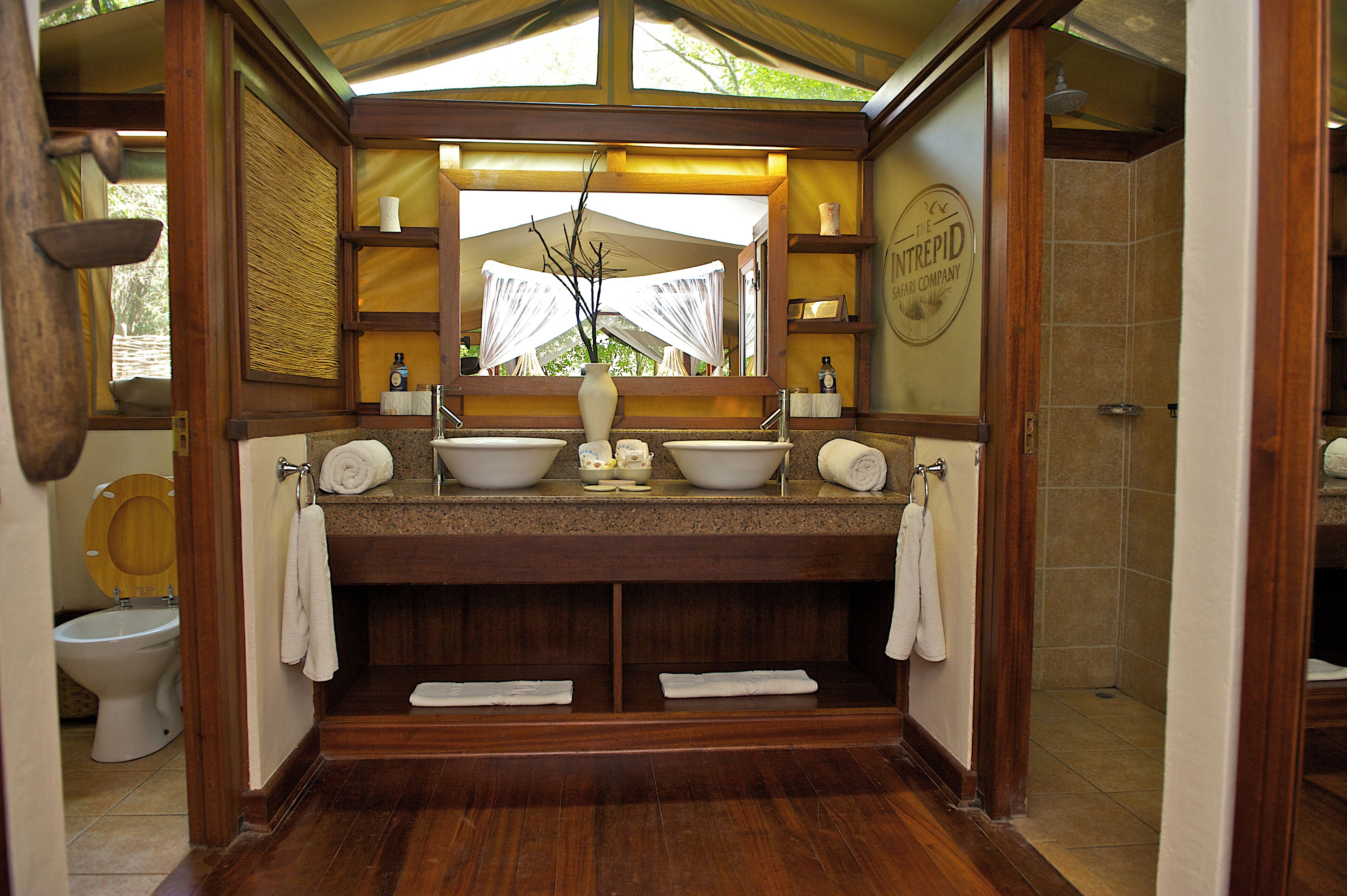 Tienda Deluxe (3 Safaris included) | Baño | Ducha y cabezal de ducha tipo lluvia