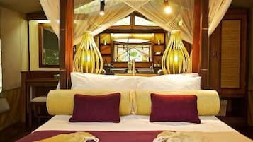Premium bedding, pillowtop beds, minibar, desk