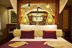 高档床上用品、加厚床垫、迷你吧、办公桌