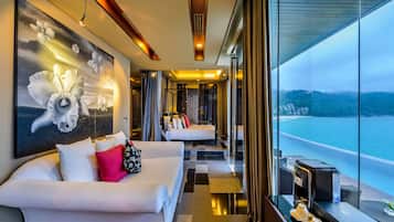 Honeymoon Private Pool Suite | 客廳 | 42 吋LCD 電視連有線電視頻道、電視、DVD 播放機
