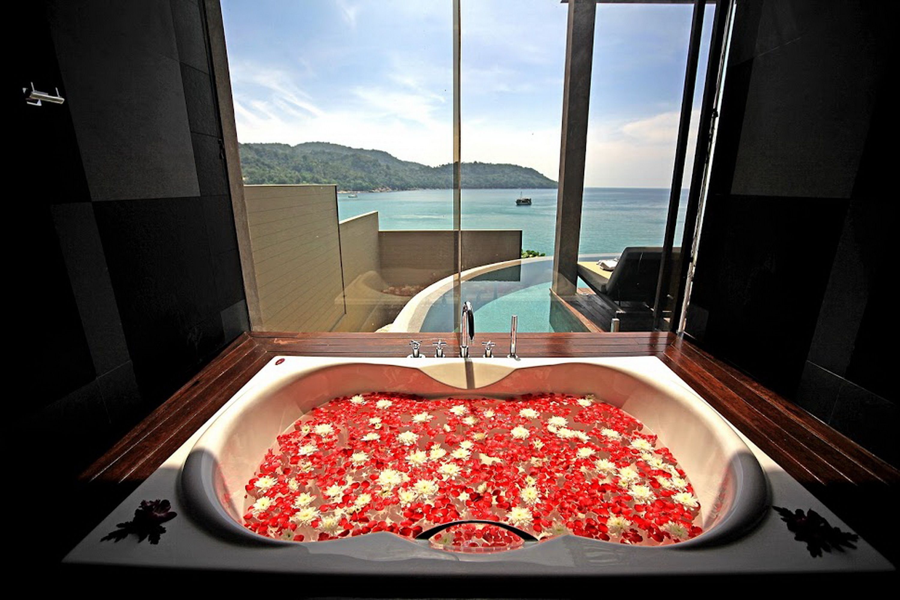 grand private pool suite | deep-soaking bathtub