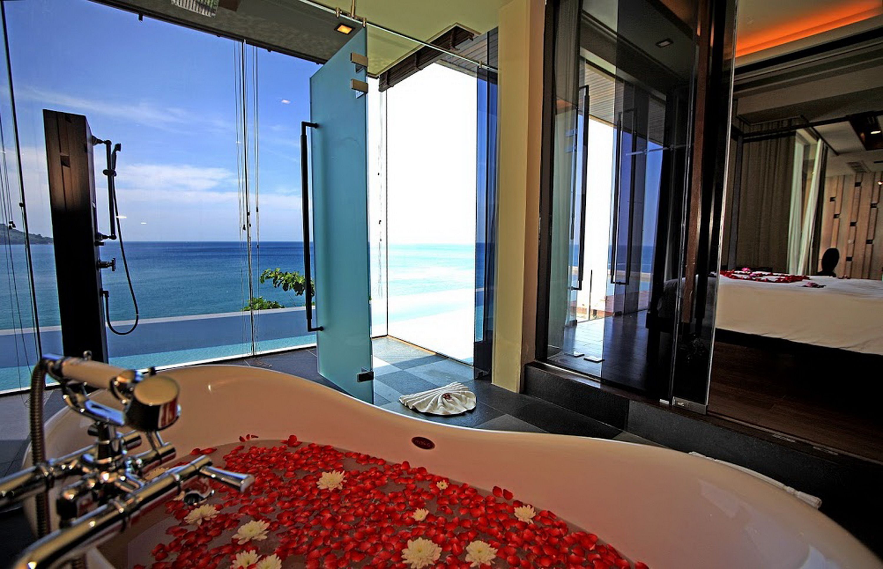 honeymoon private pool suite | bathroom | combined shower/bathtub, rainfall showerhead, free toiletries