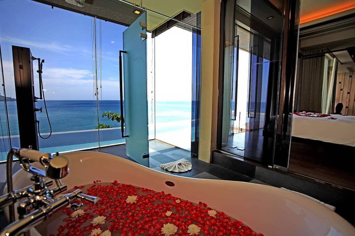 honeymoon private pool suite | bathroom | combined shower/bathtub, rainfall showerhead, free toiletries