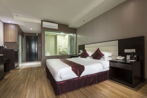 标准双人房 | 迷你吧、客房内保险箱、办公桌、遮光窗帘