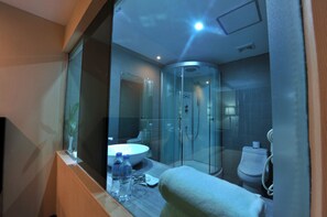 Dusche, kostenlose Toilettenartikel, Haartrockner, Bademäntel