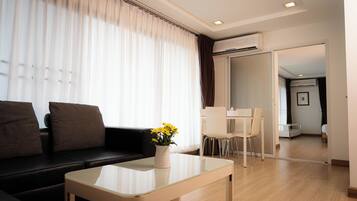 Executive Suite, 1 Bedroom | Living area | 40-inch LCD TV with satellite channels, TV, Netflix