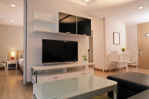Superior-Suite, 1 Schlafzimmer | Wohnbereich | 40-Zoll-LCD-Fernseher mit Satellitenempfang, Fernseher, Netflix