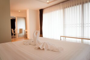 ห้องเอ็กเซกคิวทีฟสวีท, 1 ห้องนอน | ตู้นิรภัยในห้องพัก, โต๊ะทำงาน, ผ้าม่านกันแสง, เตารีด/โต๊ะรีดผ้า