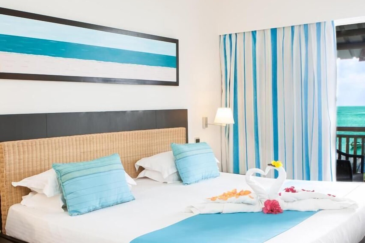 Roba de llit hipoal·lergògena, minibar i caixa forta a l'habitació 