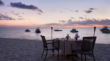 Plage, sable blanc, chaises longues, parasols