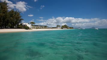 Plage, sable blanc, chaises longues, parasols