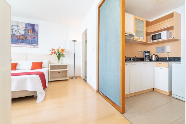 스튜디오, 주방 (Triple) | 필로우탑 침대, 객실 내 금고, 각각 다른 스타일의 인테리어, 각각 다르게 가구 비치