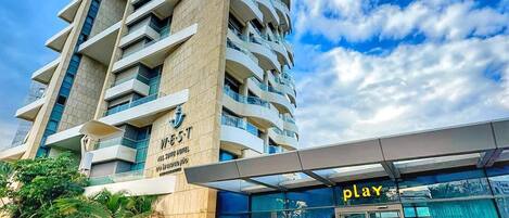 En 32-tommers LCD-TV med kabel-kanaler samt TV