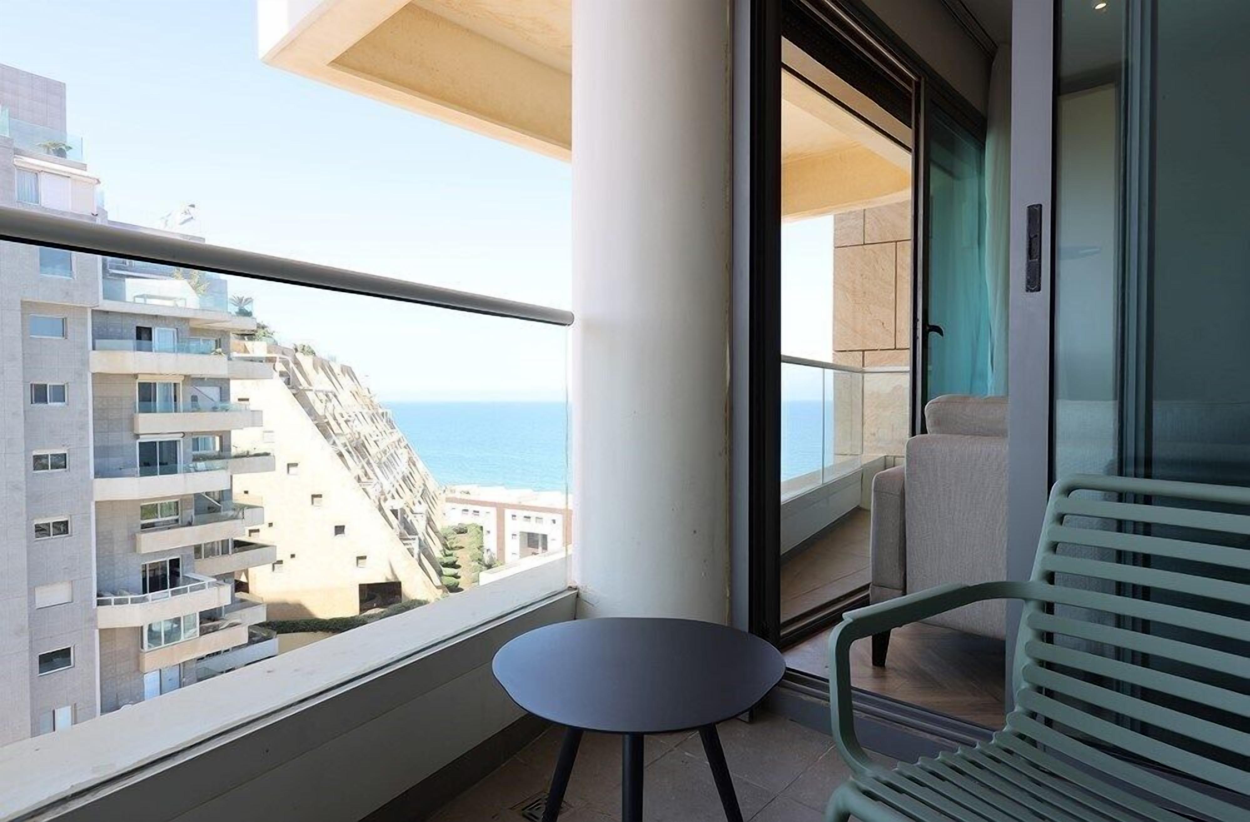 Play Suite Sea View | 1 kamar tidur, seprai premium, brankas, dan meja kerja