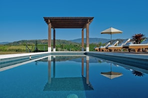 Una piscina techada, 4 piscinas al aire libre