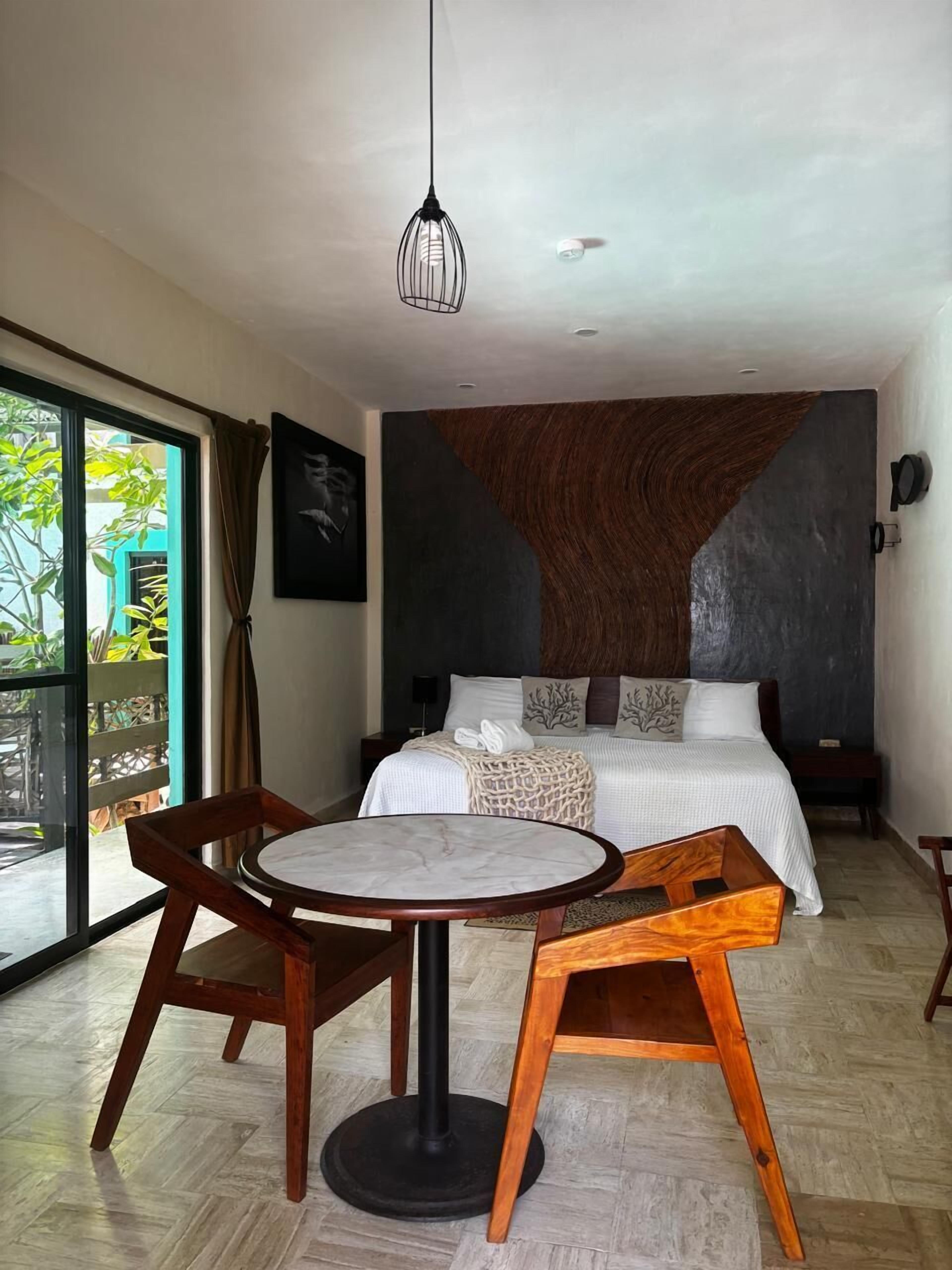 deluxe double room | free wifi, bed sheets