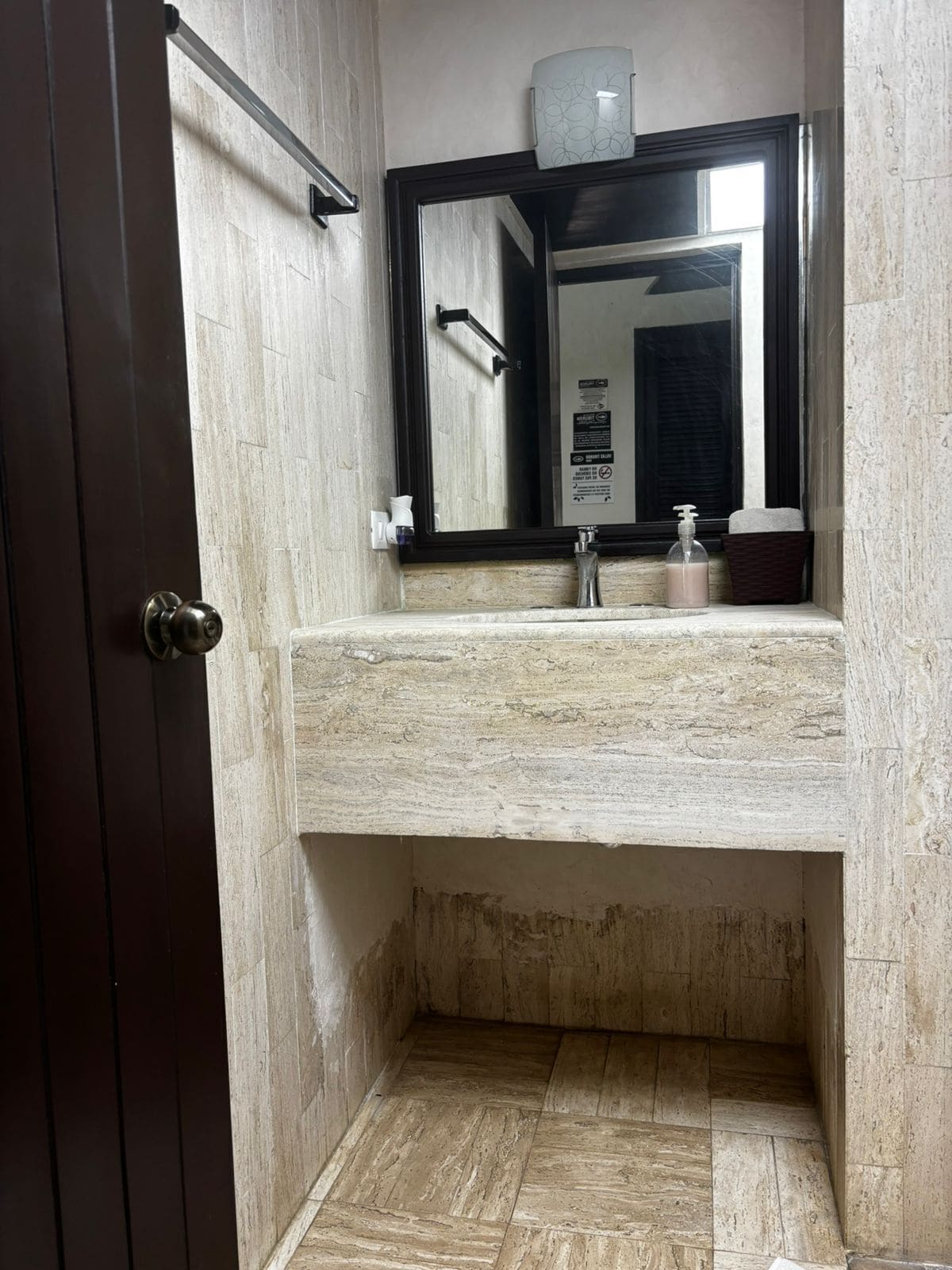 deluxe room, beach view | bathroom | shower, free toiletries, towels