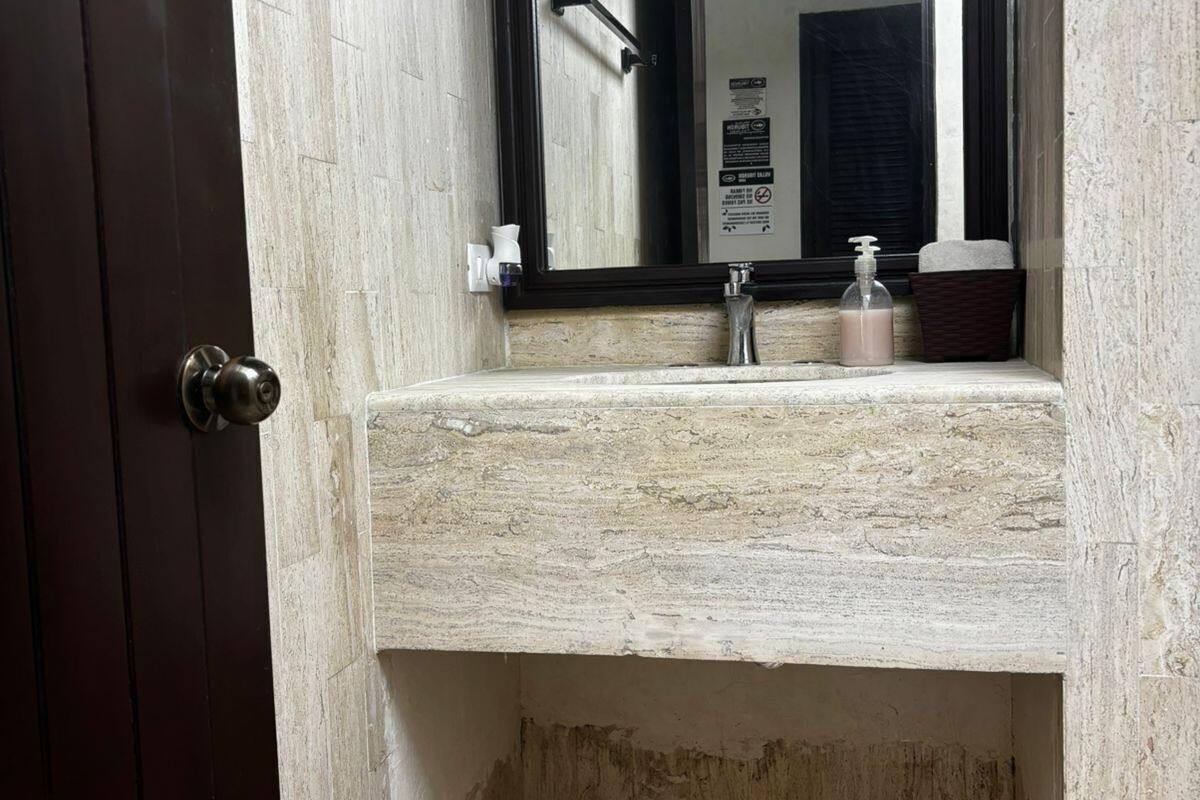 deluxe room, beach view | bathroom | shower, free toiletries, towels