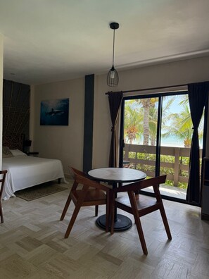 Deluxe Double Room, Beach View | Living area