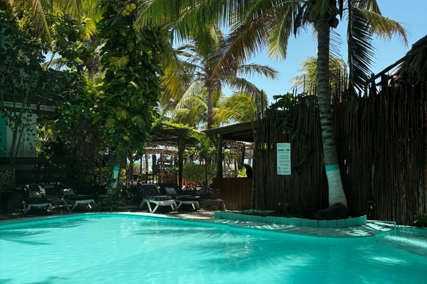 2 kolam renang terbuka, kerusi lepak pantai