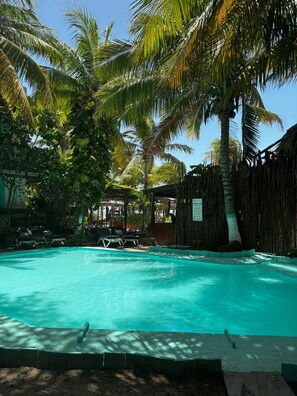 2 piscines extérieures, chaises longues
