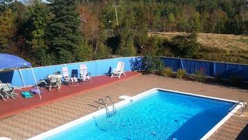 Sæsonbestemt udendørs pool, åben fra kl. 07.00 til kl. 23.00, parasoller