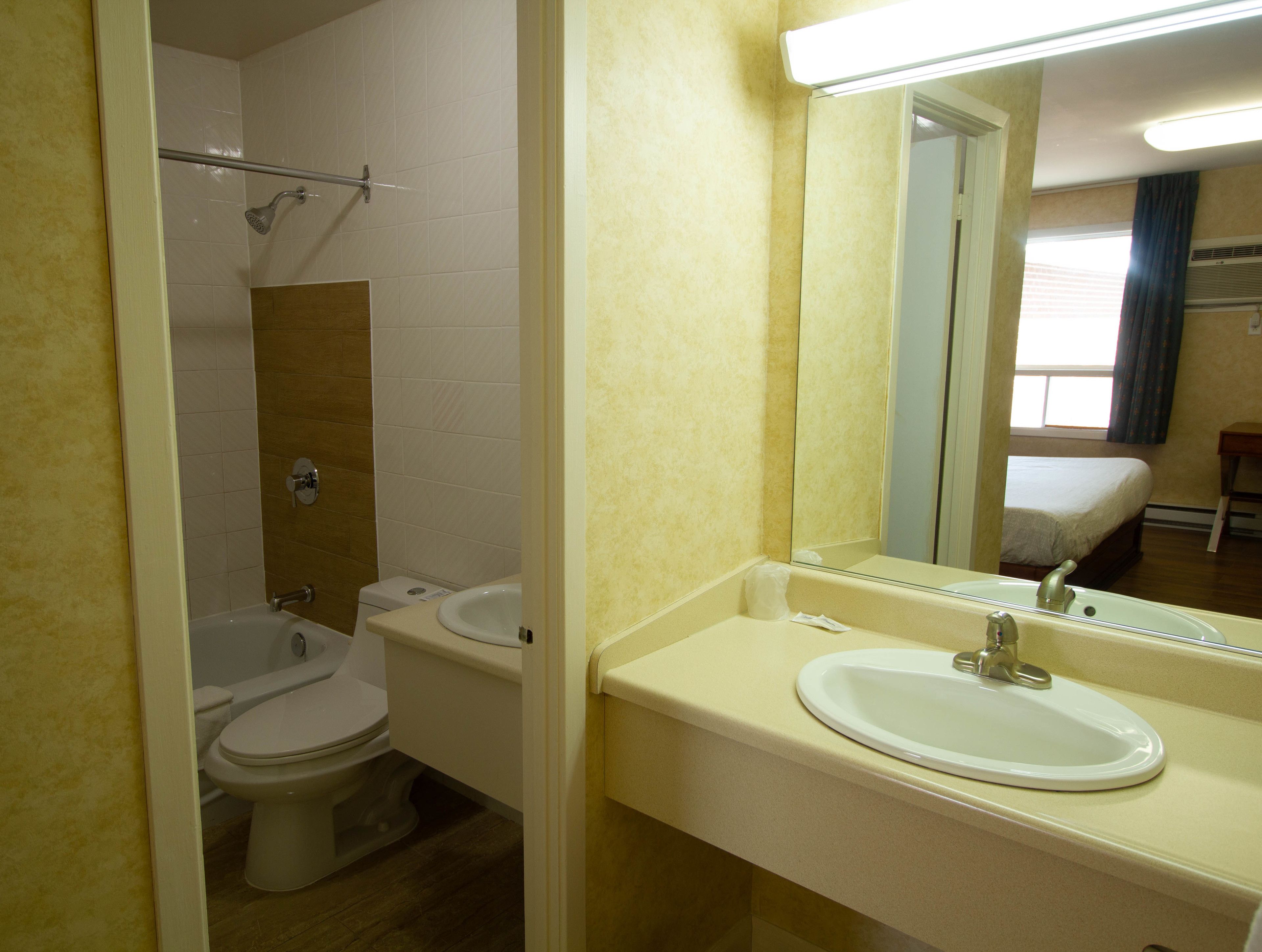 Chambre Standard, 1 très grand lit | Salle de bain | Ensemble baignoire-douche, articles de toilette griffés