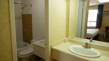 Chambre Standard, 1 très grand lit | Salle de bain | Ensemble baignoire-douche, articles de toilette griffés