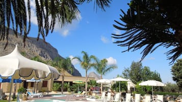 Alberca al aire libre y camastros