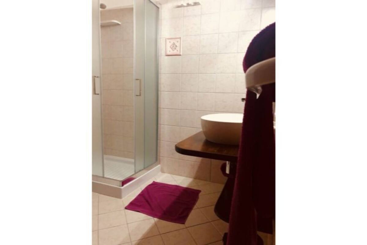 triple room | bathroom | free toiletries, hair dryer, bathrobes, bidet