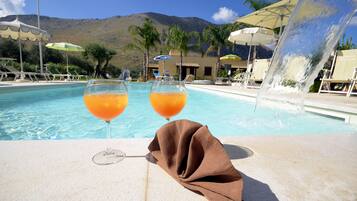 Bar en bord de piscine