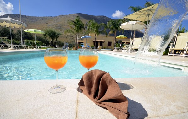 Bar en bord de piscine