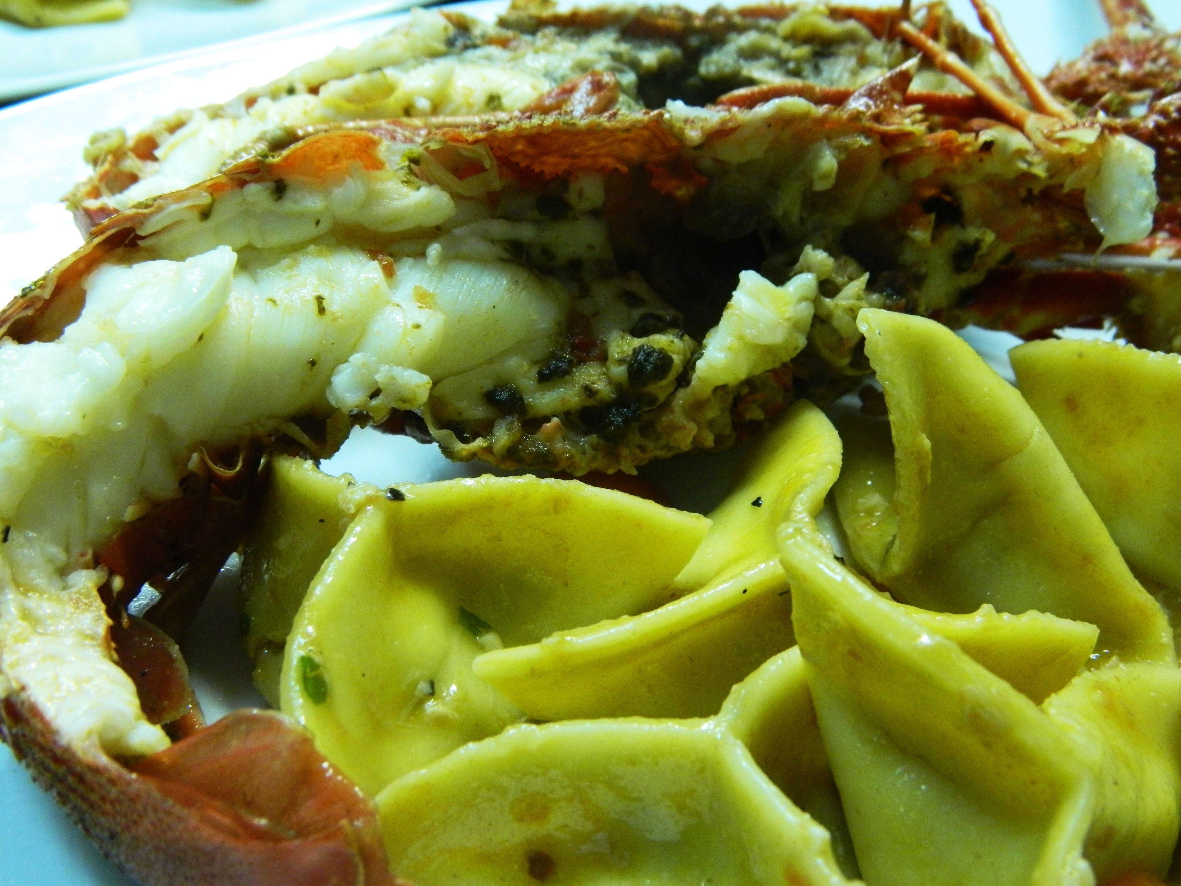 Een close-up van een zeevruchtengerecht met krab en aardappelschijfjes.