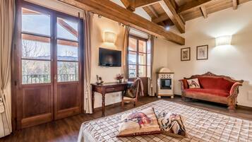 Junior Suite | 1 bedroom, soundproofing, free WiFi, bed sheets