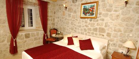 Double Room, Ensuite | 1 bedroom, iron/ironing board, free WiFi, bed sheets