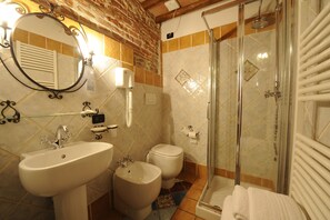 Superior Double Room | Bathroom | Free toiletries, towels - Antica Corte dei Principi (Lucca)