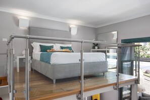 Appartamento Superior | Minibar, una cassaforte in camera, tende oscuranti, insonorizzazione