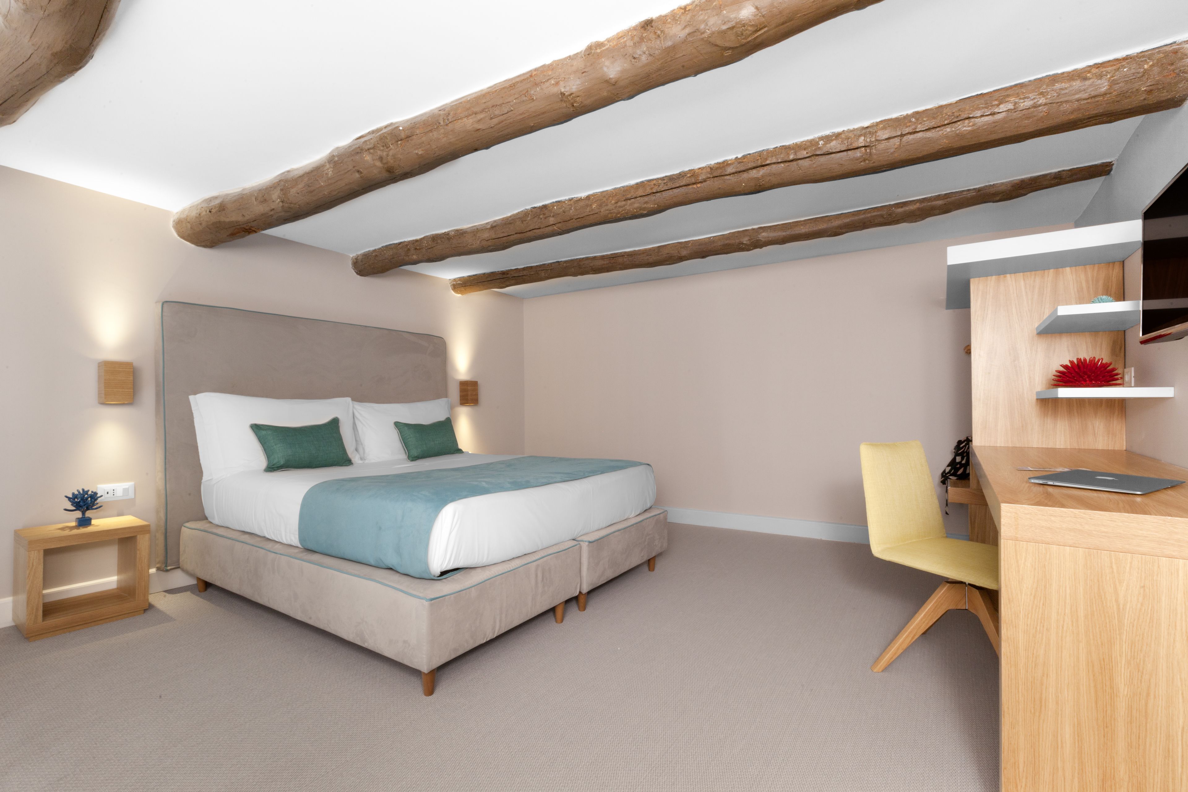 Une chambre à coucher avec un lit, un bureau et une chaise.