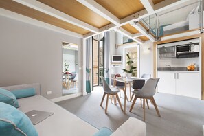 Standard Apartment | Living area | 40-inch Smart TV with digital channels, TV - La Piazzetta Guest House (Sorrento)