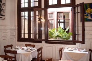 Free daily buffet breakfast - Hostel Casaltura (Santiago)