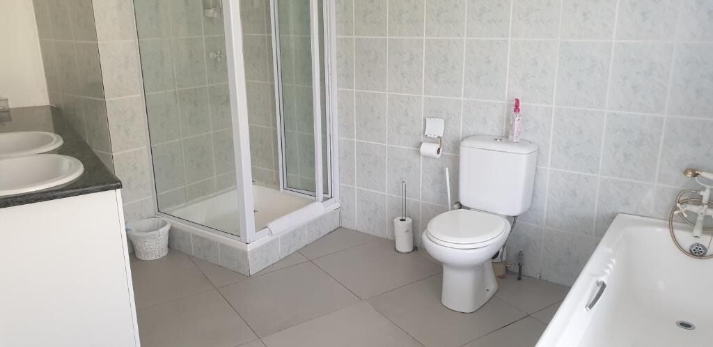 Un baño con ducha, inodoro, lavabo y bañera.