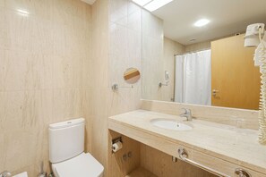 Quarto casal ou duplo superior, vista para o mar | Banheiro | Chuveiro/banheira combinados, produtos de toalete grátis