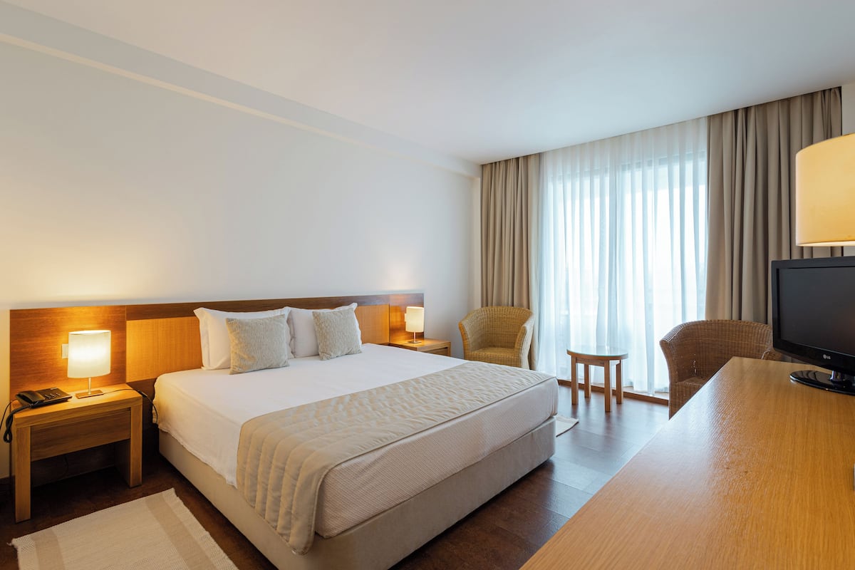 Habitación superior con 1 cama doble o 2 individuales, vistas a la ciudad | Minibar, caja fuerte, escritorio y sistema de insonorización