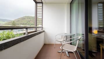 Minibar, caja de seguridad en la habitación y escritorio