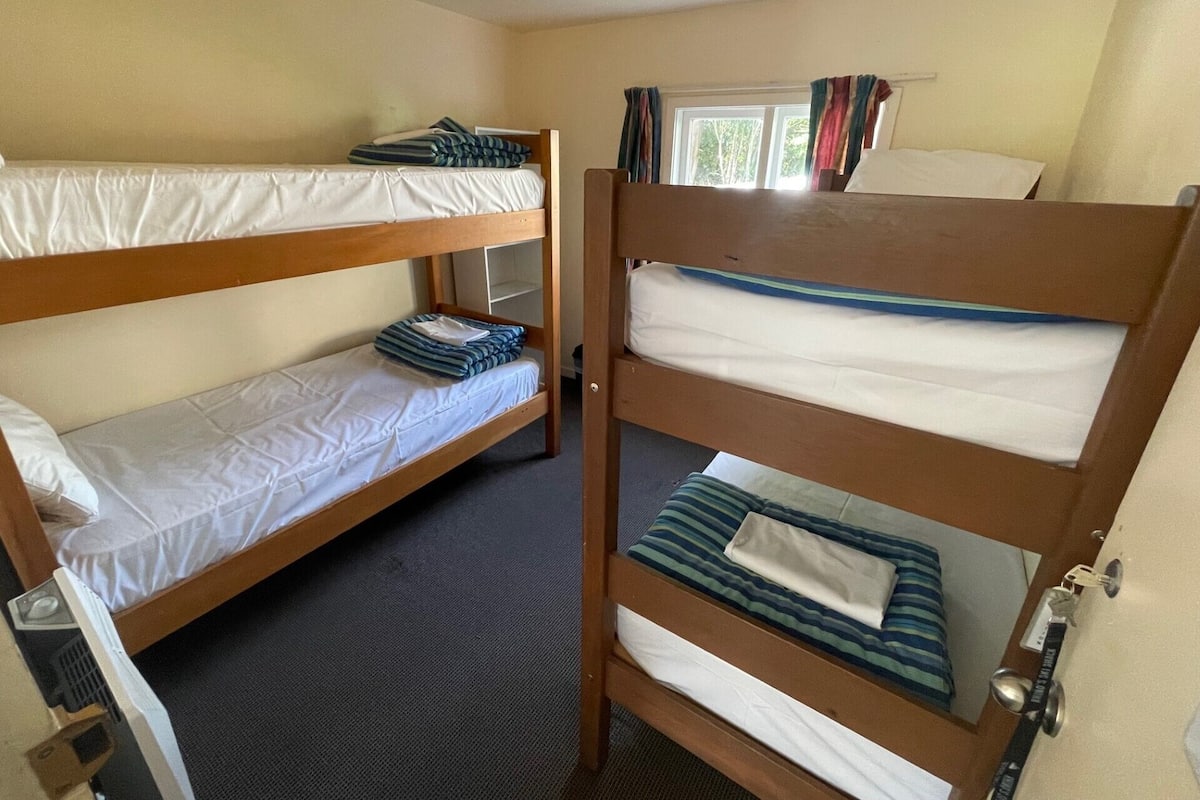 Room, 4 to 6 bed dorm (Dormitory Bed) (Shared Bathroom) | Wi-Fi gratuit, draps fournis