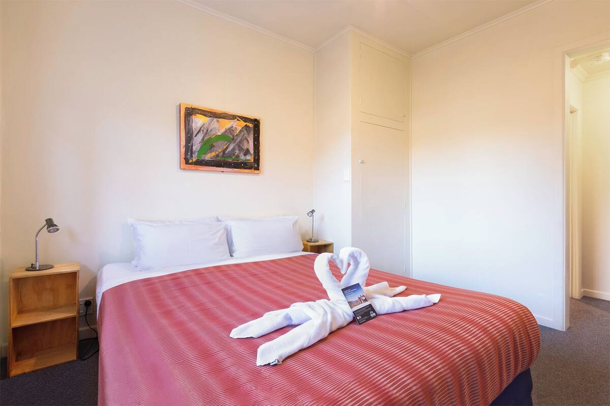 WiFi (free), bed sheets