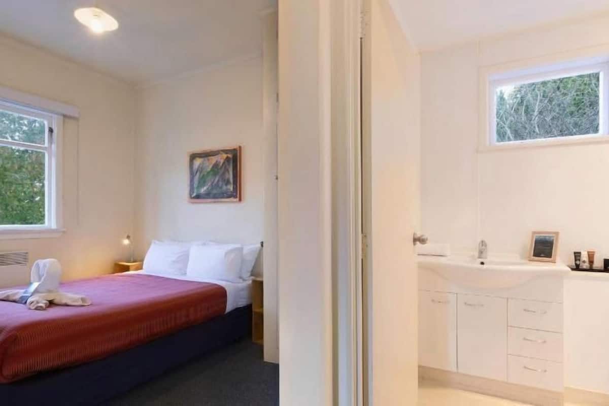 WiFi (free), bed sheets