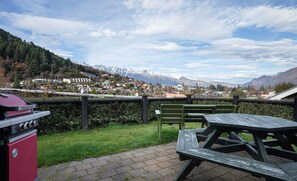 Standardrum - flera sängar - delat badrum | Utsikt mot innergård